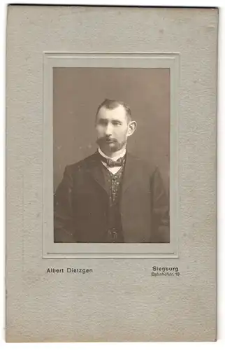 Fotografie Albert Dietzgen, Siegburg, Bahnhofstrasse 18, Herr mit ausgefallener Weste