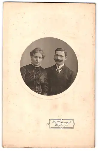 Fotografie Ed. Dickopf, Siegburg, Ehefrau mit edlem Kleid und Herr mit imposantem Oberlippenbart