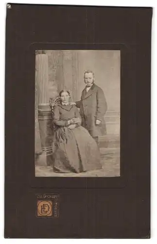 Fotografie Ed. Dickopf, Siegburg, Ehepaar neben Säule