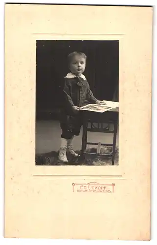 Fotografie Ed. Dickopf, Siegburg, Bahnhofstrasse 15, Kleinkind mit Buch