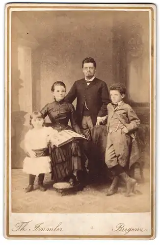 Fotografie Th. Immler, Bregenz, Familie mit Knabe in lässiger Pose