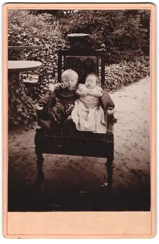 Fotografie unbekannter Fotograf und Ort, Portrait Kleinkind und Baby mit Spielzeugpferd auf Stuhl sitzend