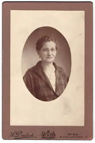 Fotografie A. Deutsch, Wien, Grünethorg 4, Portrait bürgerliche Dame mit Medaillon