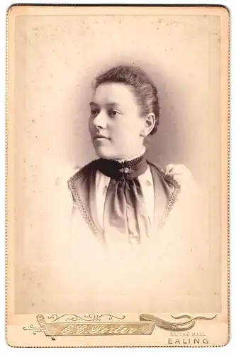 Fotografie E. C. Porter, Ealing, 20, The Mall, Portrait junge Dame mit zurückgebundenem Haar