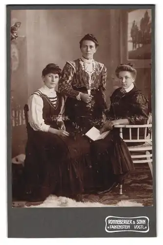 Fotografie Ronneberger & Sohn, Falkenstein / Vogtl, Portrait drei bürgerliche Damen in hübscher Kleidung