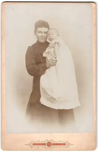 Fotografie B. Lassen, Sylt / Westerland, Portrait bürgerliche Dame mit Baby auf dem Arm