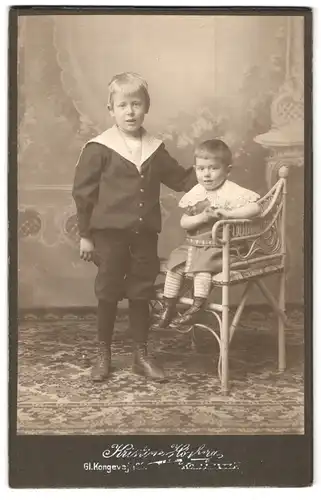 Fotografie unbekannter Fotograf und Ort, Portrait kleiner Junge im Matrosenanzug mit kleinem Mädchen