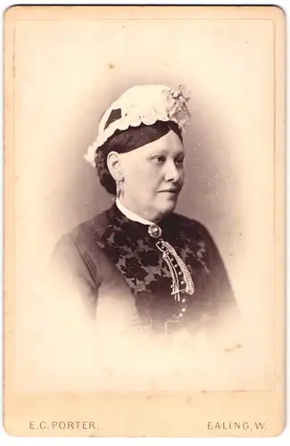 Fotografie E. C. Porter, Ealing-W, 2 The Mall, Portrait bürgerliche Dame mit Haube