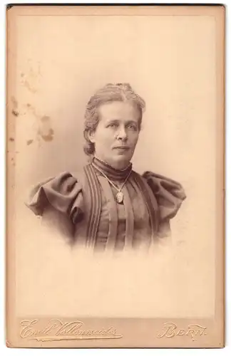Fotografie Emil Vollenweider, Bern, Portrait bürgerliche Dame mit Amulett
