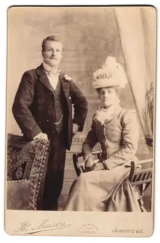 Fotografie Ht. Mason, Cambridge, Portrait bürgerliches Paar in hübscher Kleidung