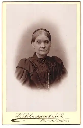 Fotografie G. Schneppendahl, Wermelskirchen, Portrait ältere Dame mit Hochsteckfrisur
