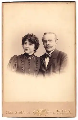 Fotografie Max Steffens, Berlin-N, Lothringerstrasse 54, Portrait bürgerliches Paar in hübscher Kleidung