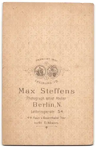 Fotografie Max Steffens, Berlin-N, Lothringerstrasse 54, Portrait bürgerliches Paar in hübscher Kleidung