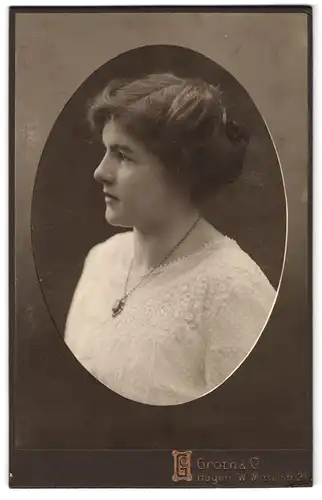 Fotografie Groth & Co., Hagen i. W., Mittelstrasse 21, Brustportrait bürgerliche Dame mit Halskette
