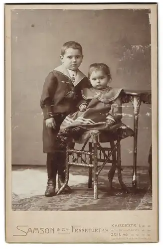 Fotografie Samson & Co., Frankfurt a / M., Kaiserstrasse 1, Portrait kleiner Junge im Matrosenanzug mit Kleinkind