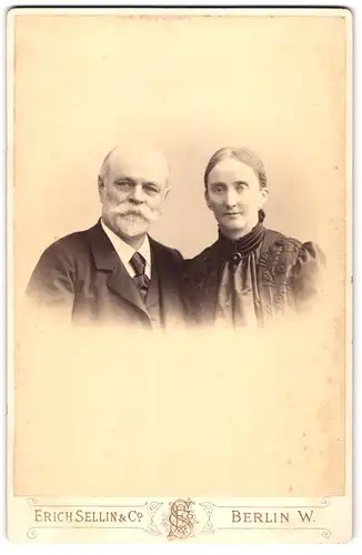 Fotografie Erich Sellin & Co., Berlin-W, Unter den LInden 19, Portrait älteres Paar in eleganter Kleidung