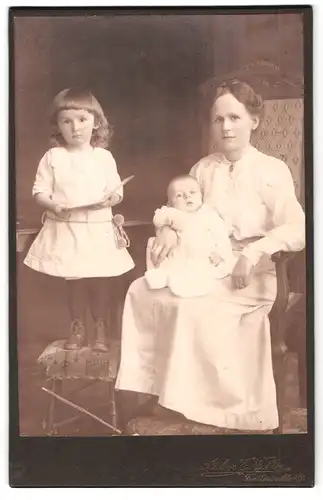 Fotografie Atelier E. Wolter, Finsterwalde N / S, Portrait bürgerliche Dame mit Baby auf dem Schoss und Mädchen