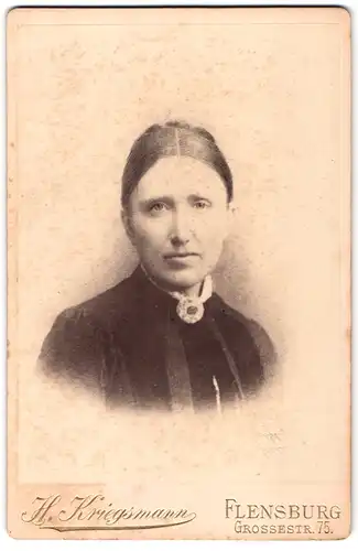 Fotografie H. Kriegsmann, Flensburg, Grossestrasse 75, Portrait bürgerliche Dame mit Kragenbrosche
