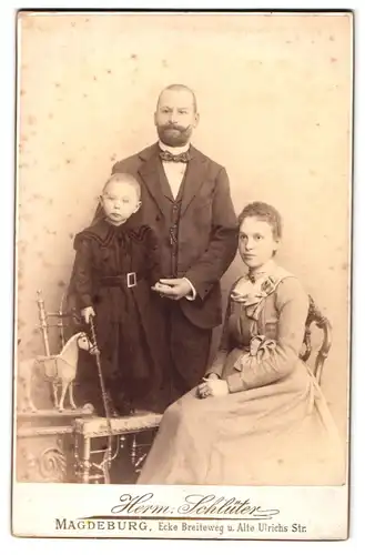 Fotografie Hermann Schlüter, Magdeburg, Ecke Breite Weg und Alte Ullrichstrasse, Portrait junges Paar mit Tochter