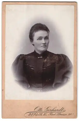 Fotografie Otto Gerhardt, Berlin-N, Bad-Strasse 20, Portrait bürgerliche Dame mit zurückgebundenem Haar