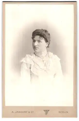 Fotografie A. Jandorf & Co., Berlin-C, Spittelmarkt 16 / 17, Portrait junge Dame im weissen Kleid mit Kreuzkette