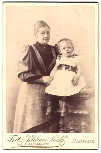 Fotografie F. Radmacher, Bielefeld, Portrait bürgerliche Dame mit kleinem Mädchen an der Hand