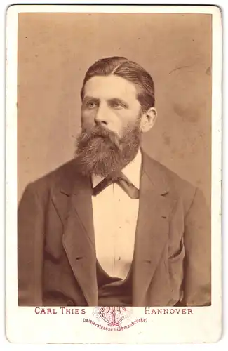 Fotografie Carl Thies, Hannover, Deisterstrasse 1, Portrait stattlicher Herr mit Fliege und Vollbart