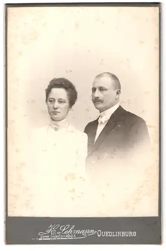 Fotografie H. Lehmann, Quedlinburg, Portrait bürgerliches Paar in eleganter Kleidung