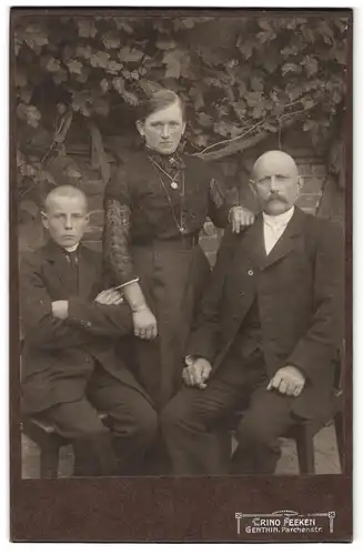 Fotografie Crino Feeken, Genthin, Parchenstrasse, Portrait bürgerliches Paar mit einem älteren Sohn