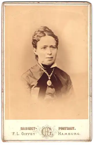 Fotografie F. L. Giffey, Hamburg, Cabinet-Portrait, Portrait bürgerliche Dame mit Amulett