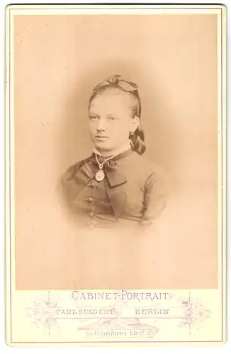Fotografie Carl Seegert, Berlin, Gr. Frankfurter-Str. 72-73, Cabinet-Portrait Portrait junge Dame mit Amulett