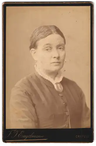 Fotografie F. J. Engelmann, Crefeld, Westwall 73, Portrait bürgerliche Dame mit Kragenbrosche