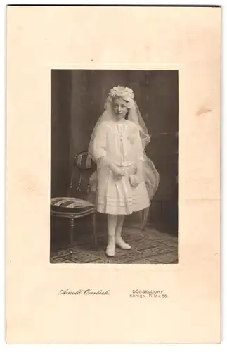 Fotografie Arnold Overbeck, Düsseldorf, Königs-Allee 88, Portrait Mädchen in feierlicher Kleidung mit Schleier