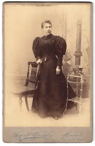 Fotografie August Giesecke, Hannover, Welfenplatz 16A, Portrait Dame in feierlicher Garderobe
