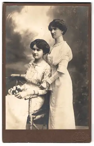 Fotografie G. Gober, Limbach, Portrait zwei junge Damen mit Hochsteckfrisur