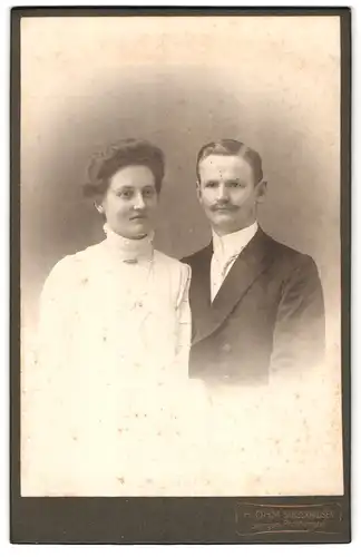 Fotografie H. Ohm, Sangerhausen, Georgen-Promenade, Bürgerliches Paar in festlicher Kleidung