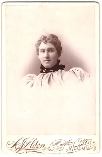 Fotografie A. J. Alden, Weymouth / Mass., Junge Dame in gestreifter Bluse