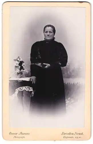 Fotografie Oscar Aurass, Dresden-Neustadt, Kiefernstrasse 23, Bürgerliche in schwarzem Kleid