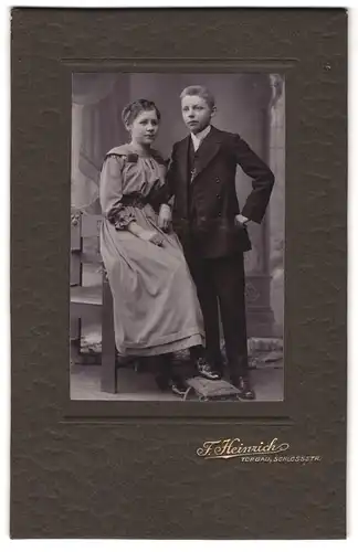Fotografie F. Heinrich, Torgau, Schlossstrasse, Bildhübsches Mädchen mit elegantem Bruder