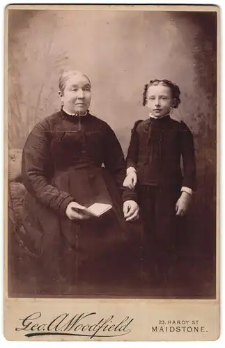 Fotografie Geo. A. Woodfield, Maidstone, 23 Hardy Street, Ältere Bürgerliche mit ihrer Enkelin