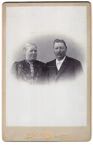 Fotografie H. Roth, Duisburg, Königstrasse 6, Ehepaar in schicker Kleidung