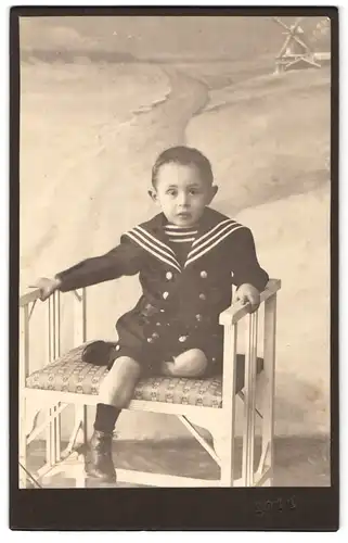 Fotografie Ernst Krohn, Berlin, Kleine Hamburgerstrasse 7, Kleiner Junge auf einem Stuhl