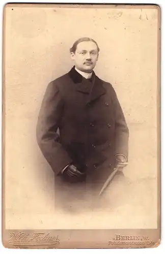 Fotografie Wilhelm Fechner, Berlin, Potsdamerstrasse 134a., Mann im Mantel mit Handschuhen
