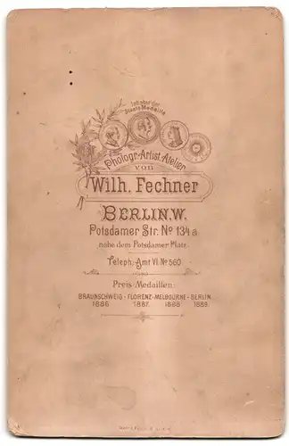 Fotografie Wilhelm Fechner, Berlin, Potsdamerstrasse 134a., Mann im Mantel mit Handschuhen