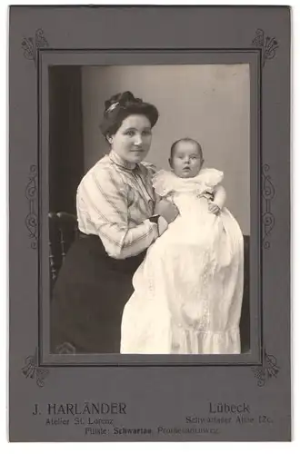 Fotografie J. Harländer, Schwartau, Promenadenweg, Junge Mutter mit ihrem süssen Baby