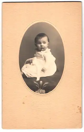 Fotografie H. Hahn, Lübeck, Süsses Baby in weissem Kleidchen