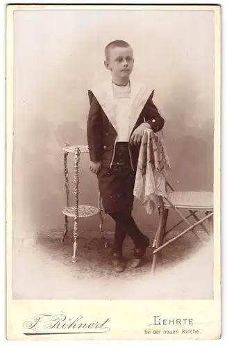 Fotografie F. Röhnert, Lehrte, bei der neuen Kirche, Kleiner Junge in schicker Kleidung