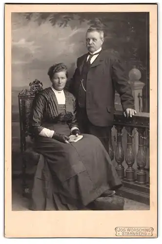 Fotografie Jos. Wörsching, Starnberg, Mann im Anzug mit seiner Ehefrau