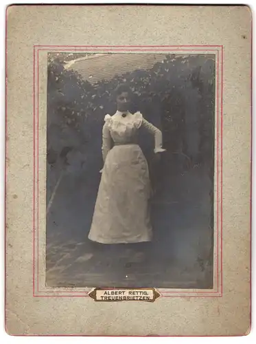 Fotografie Albert Retting, Treuenbrietzen, Frau im weissen Kleid mit Hand auf Rückenlehne