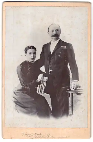Fotografie Hugo Strube & Co., Berlin, Prinzessinnenstr. 16, Paar in Sonntagskleidung